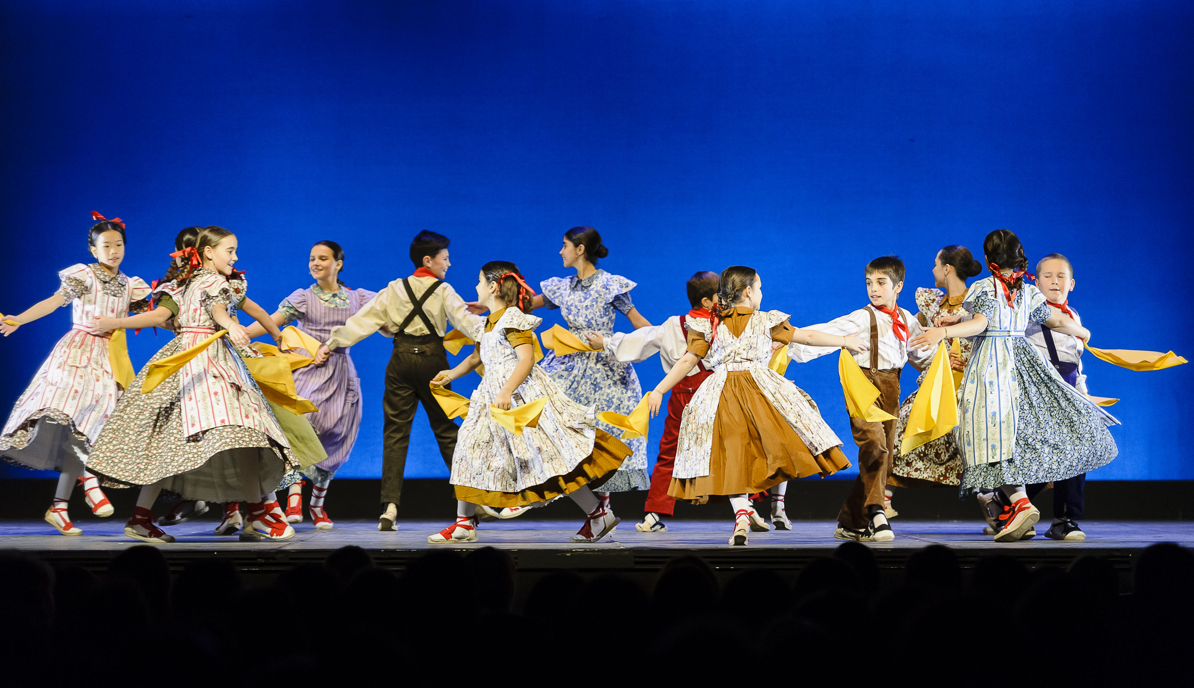 Balls i cançons en dansa